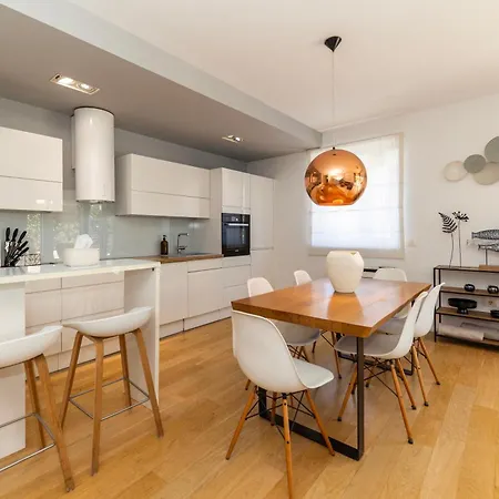 Premium Garden Escape By Belmont Realty Daire