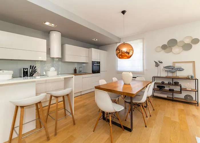 Premium Garden Escape By Belmont Realty Apartment