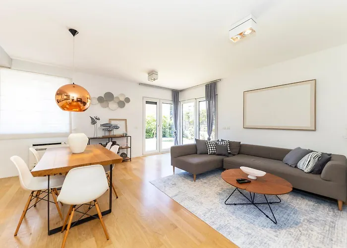 Premium Garden Escape By Belmont Realty *