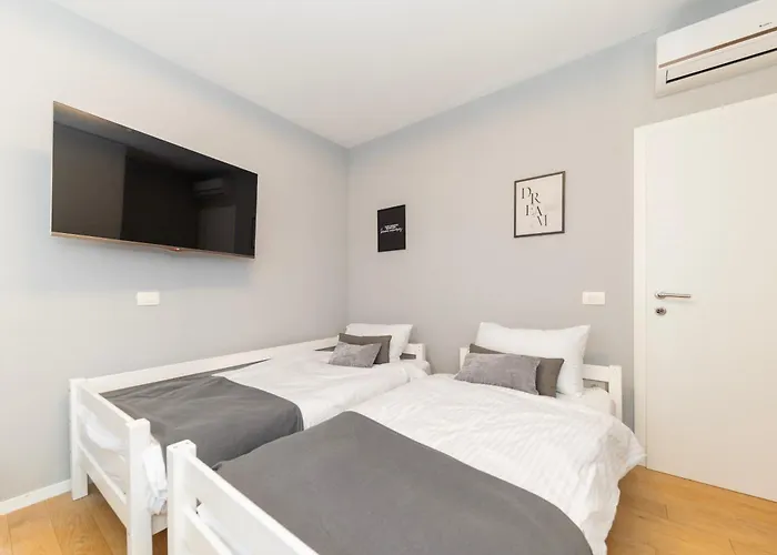 Premium Garden Escape By Belmont Realty Apartment *